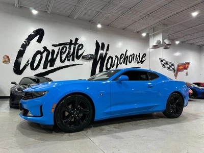 Chevrolet Camaro 2022 cupé 2LT, paquete RS, automático, ruedas negras, azul rápido Foto 1 de 4