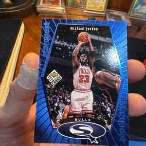 1998-99 Upper Deck UD Choice - Starquest Michael Jordan #SQ30 azul - Imagen 1 de 13