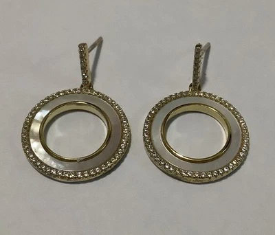 Pendientes madreperla rodeados de circonitas transparentes, chapados en oro (107) Foto 1 de 4