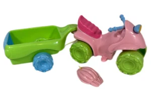 Fisher Price liebevolle Familie Puppenhaus ATV 4-Rad & Anhänger Set rosa & grün - Bild 1 von 10