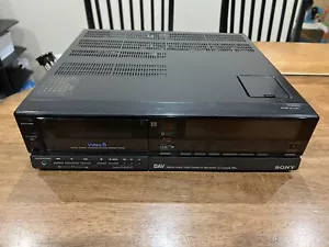 Sony EV-S700UB PAL DAV Video8 8mm Vide Tape Player Recorder For Repair Powers On - Picture 1 of 13