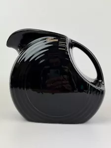 Brocca vintage Homer Laughlin Fiesta Ware nera con manico a disco ceramica - Foto 1 di 4