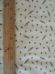 Lavendel auf hellolivem Hintergrund von Clothworks Stoff 100% Baumwolle Meterware - Bild 1 von 1