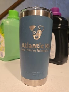 Vaso de viaje YETI 20 oz con tapa deslizante - azul claro con logotipo de perro Atlantic K9 - Imagen 1 de 11