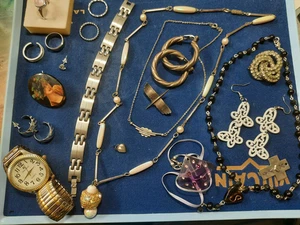 Lot de bijoux fantaisie , modernes, anciens et/ou vintage - Imagen 1 de 16