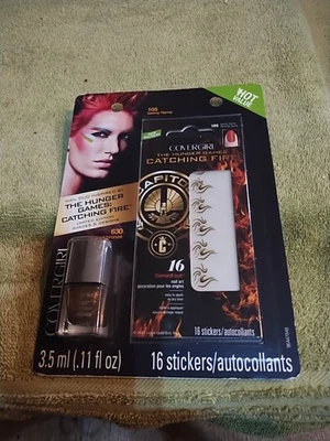 NUEVO Juegos del Hambre BRONCE SELLADO Dúo de Uñas Calcomanías Disfraz Juegos con disfraces Cubierta Niña Foto 1 de 4