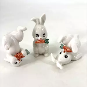 Juego Kitsch De Colección 3 Conejos China Hueso Blanco Conejos y Zanahorias Divertida Pascua - Imagen 1 de 8