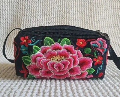 Четырехсторонняя вышитая сумка через плечо, розовый пион, три отделения на молнии - Изображение 1 из 4