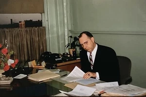 Original Vintage Foto Dia 60er Jahre Büroangestellte Führungskraft Retro Möbel - Bild 1 von 1