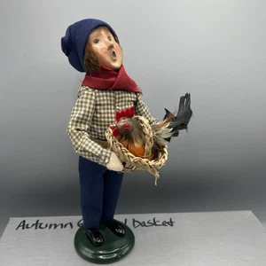 Byers Choice Caroler Boy 2003 con pollo gallo pájaro en canasta pelo castaño - Imagen 1 de 12