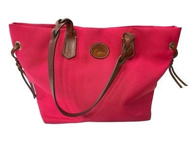 Bolso de Mano Cartera de Nylon Dooney & Bourke Rosa Caliente, Forro Rojo y Borde Marrón Británico Foto 1 de 4