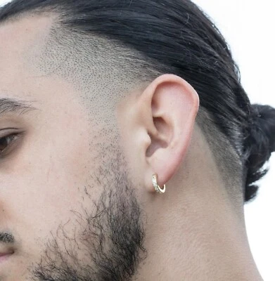 Pendientes de aro Huggie de plata esterlina enchapados en oro amarillo de circonitas pequeñas heladas para hombre Foto 1 de 4