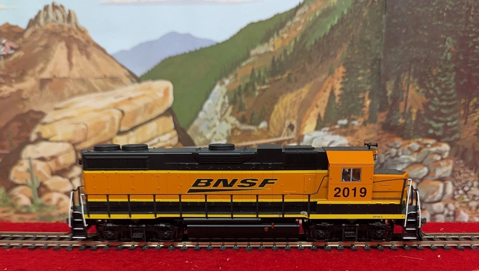 MTH HO BNSF GP38-2 DIESEL LOCOMOTIVE DCC 85-2018-0 - Image 1 of 4