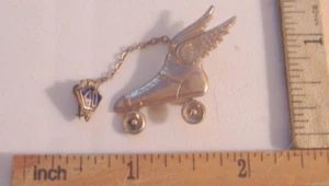 ~VINTAGE ROLLER SKATE WITH WINGS PIN WITH CHAIN TO TINY 40 PIN ~ - Picture 1 of 5
