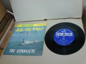 Astronauts : 1.Movin, 2.Kuk / 1.Pipeline, 2.Let's Go Trippin' ; JPN Victor 7 "33 - Picture 1 of 4