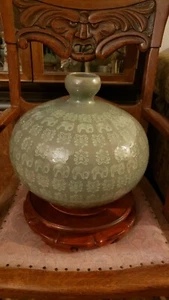 Jarrón Celadon Forma Globular Con Incrustaciones Elefantes Y Hojas Diseño - Imagen 1 de 8