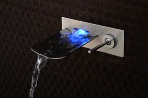 Rubinetto vasca doccia montaggio a parete miscelatore lavandino a cascata beccuccio LED ottone vasca bagno vasca - Foto 1 di 12