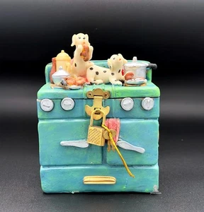 Vintage Miniatur antiker Herd mit verspielten Welpen Küche Schmuckstück/Münzbox Szene - Bild 1 von 3