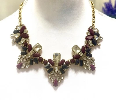 Collar J.Crew llamativo | Cadena dorada diseño racimo borgoña, negro y cristal Foto 1 de 4