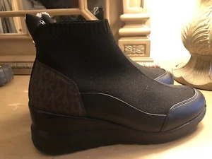 Michael Kors Skyler Logo schwarz gestrickte Stretch Keilabsatz Stiefel Damen Gr. 9.5 - Bild 1 von 7
