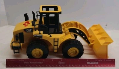 Caterpillar payloader, drives ,bucket lifts, backs up, lights - Image 1 of 4