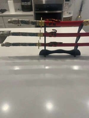 Juego de espada con mango de dragón ornamentado con soporte Foto 1 de 4