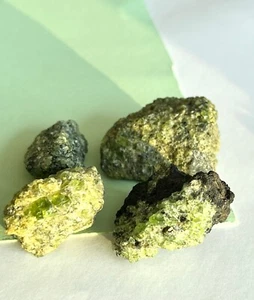 Edelsteine, Kristalle, Minerale: Olivin auf Lava (grün/roh/unbearbeitet) - Bild 1 von 4