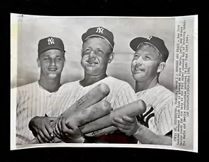 VINTAGE MICKEY MANTLE 1961 WITH ROGER MARIS & HOUK YANKEES AP NEWS WIRE PHOTO - Picture 1 of 2