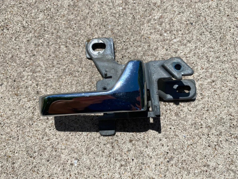 1267600261 Manija de puerta R W126 300SD 300SE 300SEL 300SDL 560SEC 500SEC 560SEL SEC Foto 1 de 1