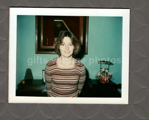 GEFUNDEN VINTAGE FARBFOTO ALTES POLAROID EINES MÄDCHENS GEFIEDERTE HAARE A171 - Bild 1 von 1