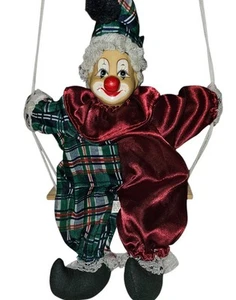 Marionette Puppe Zirkus Clown auf Schaukel Neuheit inkl. Porzellankopf 11 Zoll EUC - Bild 1 von 9