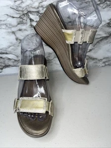 Sandalia Naot Treasure para mujer talla 7 EUR 37 tacón de cuña deslizable dorada - Imagen 1 de 13