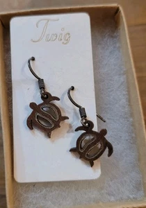 3/4" Vintage -GLAM-Cut Out Brass Sea Turtle Pierced Earrings - Picture 1 of 2