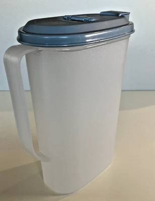 Jarra Tupperware Slim Line de colección 2009B-2 2 cuartos con tapa 2010B-4 2011B-3 Foto 1 de 4