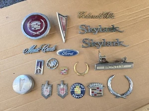 Lot 17 Vintage Vehicle Emblems Cadillac, Monte Carlo, Pontiac, Buick VG Patina - Bild 1 von 23