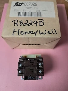 Honeywell R8229B 1003 Switching Relay 24V 50/60HZ Coil - Picture 1 of 3