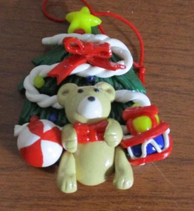 OSO DE PELUCHE Y ÁRBOL DE NAVIDAD de arcilla esculpida de 3" ORNAMENTO de Navidad - Imagen 1 de 2