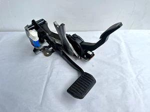 11-18 VOLVO S60 ACCELERATOR GAS PEDAL PAD & BRAKE PEDAL PAD W/ BRACKET OEM - Picture 1 of 3