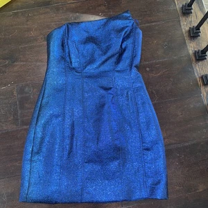 Do + Be Kleid Metallic Blau Anlass asymmetrischer Ausschnitt Gr. M halbformell Neu mit Etikett - Bild 1 von 4