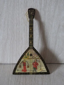 Vintage Holz Folk Russian Balalaikas 3 String Snowy Scene Hand Painted? Ornament 7" - Bild 1 von 8