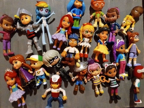 Shopkins Happy Places Lil' Shoppie with other Doll Lot  of 22 Dolls...........c Cover