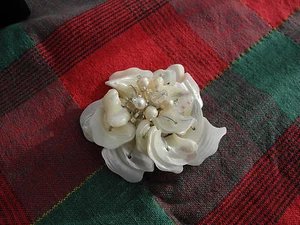 Natural shell brooch - white flower theme - Picture 1 of 4