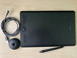 Wacom Intuos Pro Medium Graphics Tablet PTH-660 - Tablet, długopis, uchwyt, kabel - Zdjęcie 1 z 7