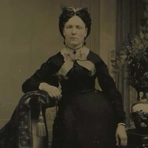 Antikes Farbfoto viktorianische Frau Schleife Band Haarschmuck Salon Vase - Bild 1 von 3