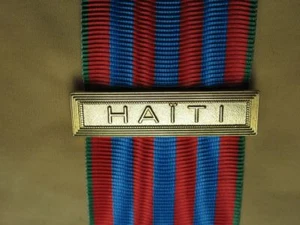 Agrafe  HAÏTI  pour la Médaille Commémorative Française - Picture 1 of 1