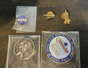 NASA lot 5 Pins and Medals - Picture 1 of 2