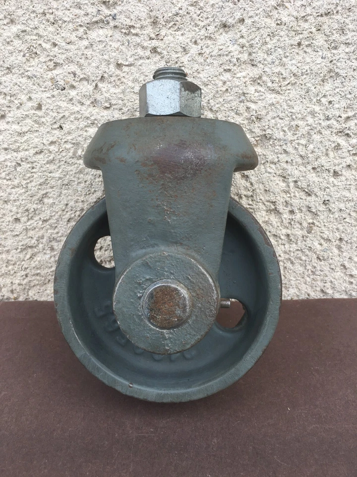 Ancienne roue de chariot / En fonte / A détourner / Déco industriel / Accessoire - Photo 1/4