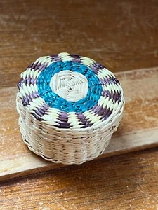 Cesta redonda tejida en miniatura con caja de baratijas con tapa púrpura y azul agua - 0,75 pulgadas - Imagen 1 de 5