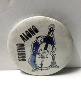 String Along - Vintage Cello Pinback Button - Musical - Jean O'Donovan Pin - Bild 1 von 2