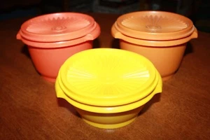 Vintage Tupperware Set of 3 Stackable Servalier Bowls Lids Orange Yellow Orange - Picture 1 of 5